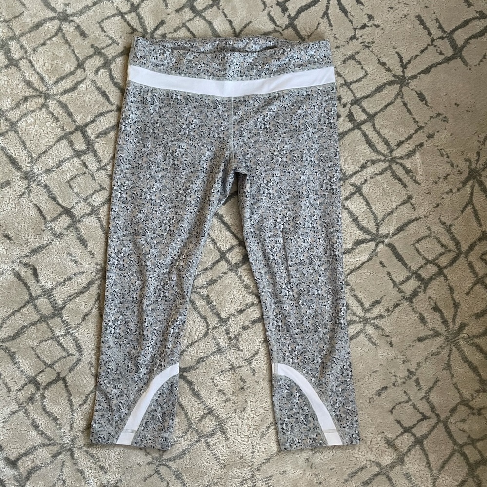 Lululemon patterned crop w/ internal drawstring 8